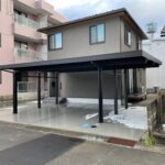 敦賀市カーポート施工事例｜YKKジーポートProの2台用＋1.8m“はね出し屋根”で庭への動線もカバー