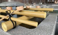 敦賀市気比神宮｜生の竹垣から「タカショー人工強化竹」へ。景観はそのままに、清潔で長持ちする手水舎まわりへ
