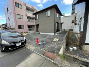 シンプルでかっこいい外観の新築の家。黒いカーポートの依頼をいただきました。