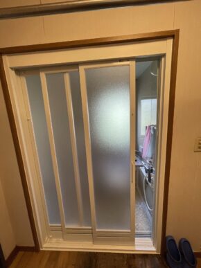 下枠にどうしても25mmの立ち上がりはできてしまいますが、違和感なく納まってますよね