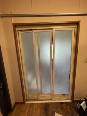 施工前の写真。框が外れているのが見えると思います。ほかにも部品が割れていたりアルミに亀裂が入っていました。