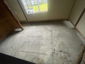 【解体中】床の下地をばらした状態