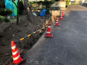 もともとあった生垣を取り除いた状態。生垣の手入れも大変だったそうで、フェンスに切り替えをされました