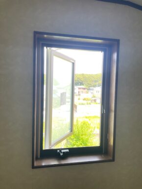 樹脂窓+真空スペーシアのトリプルガラスを使ったたて滑り出し窓。補助金のPグレード採択です
