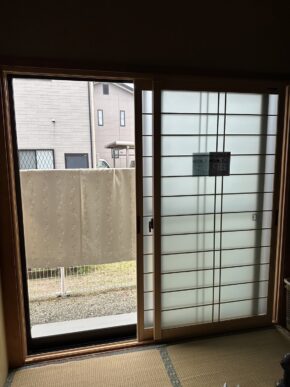 樹脂製でLowEペアガラスの内窓を設置することで格段に断熱性能がアップします。和障子タイプの内窓で施工前と雰囲気を変えない和室となりました